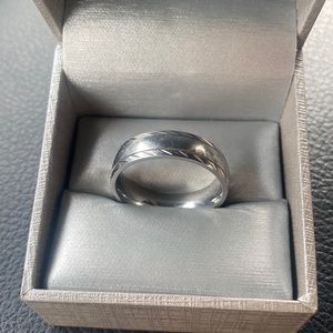 Zales Men's 7.0mm Satin Inlay Diamond-Cut Beveled Edge in Stainless Steel